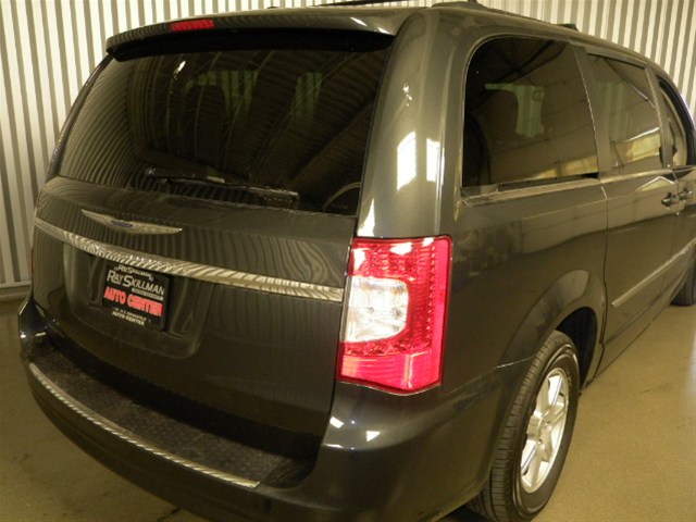 Chrysler Town and Country 2012 photo 4