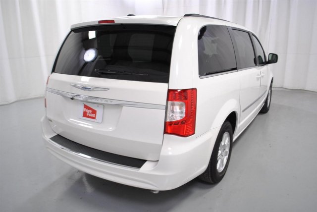 Chrysler Town and Country 2012 photo 3