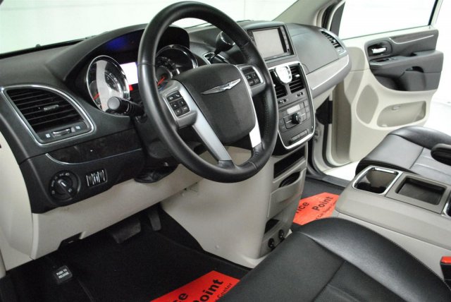 Chrysler Town and Country 2012 photo 4