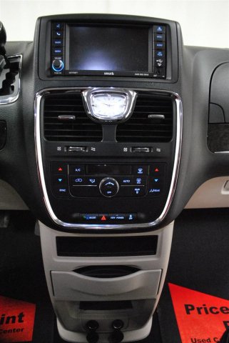 Chrysler Town and Country 2012 photo 5