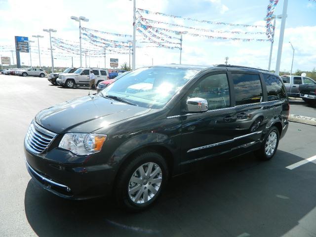 Chrysler Town and Country 2012 photo 1
