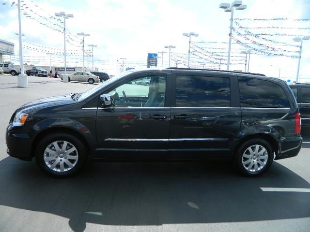 Chrysler Town and Country 2012 photo 2