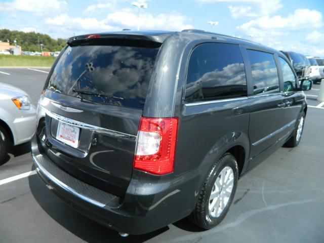 Chrysler Town and Country 2012 photo 3