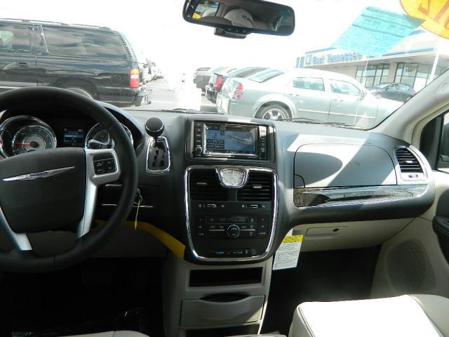 Chrysler Town and Country 2012 photo 4