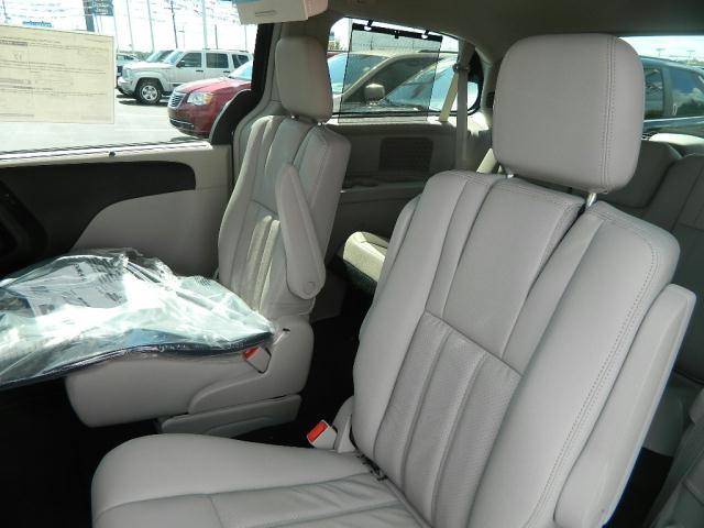 Chrysler Town and Country 2012 photo 5