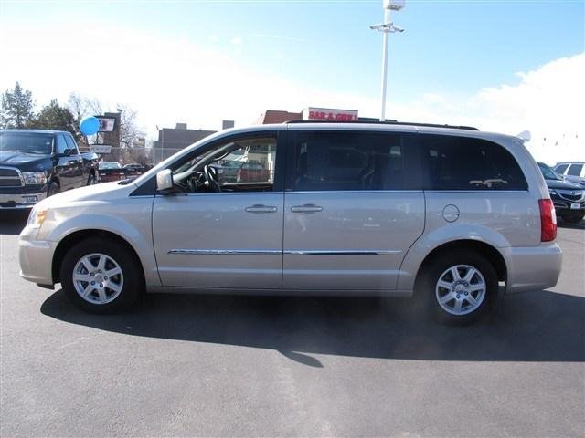 Chrysler Town and Country 2012 photo 1