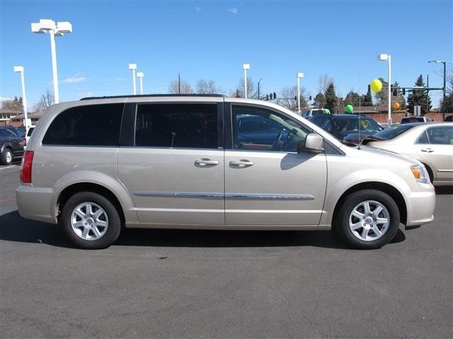 Chrysler Town and Country 2012 photo 2