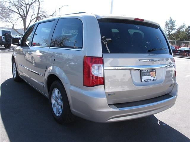 Chrysler Town and Country 2012 photo 3