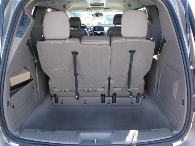 Chrysler Town and Country 2012 photo 4