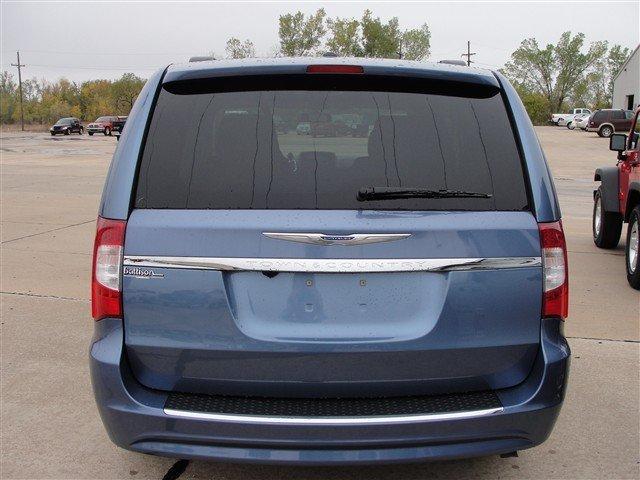 Chrysler Town and Country 2012 photo 1