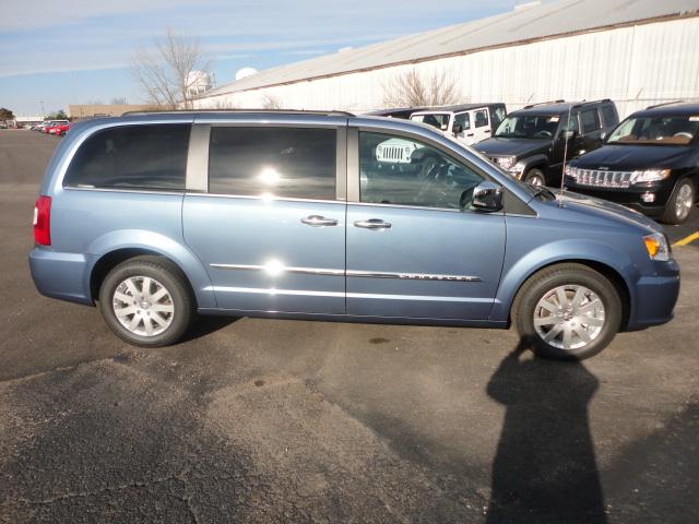 Chrysler Town and Country 2012 photo 1