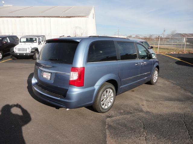 Chrysler Town and Country 2012 photo 2