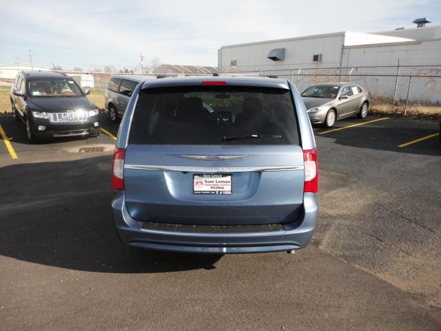 Chrysler Town and Country 2012 photo 3