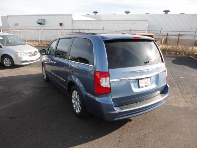 Chrysler Town and Country 2012 photo 4
