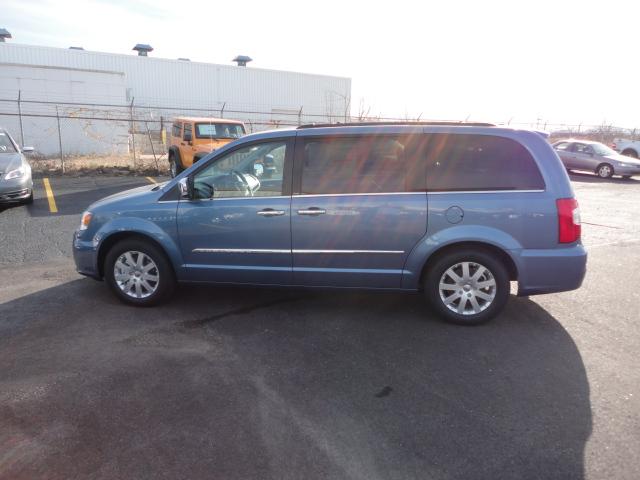 Chrysler Town and Country 2012 photo 5