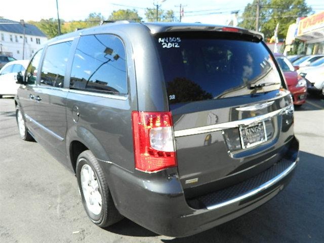 Chrysler Town and Country 2012 photo 1