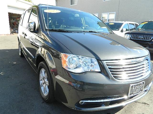 Chrysler Town and Country 2012 photo 3