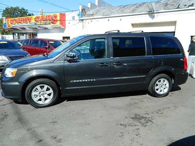 Chrysler Town and Country 2012 photo 4