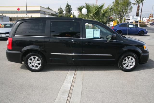 Chrysler Town and Country 2012 photo 1