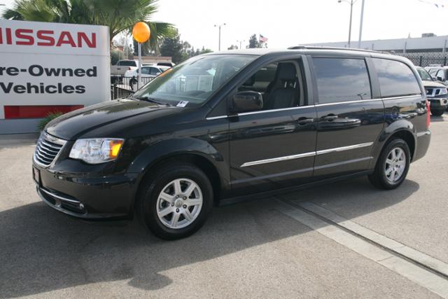 Chrysler Town and Country 2012 photo 2