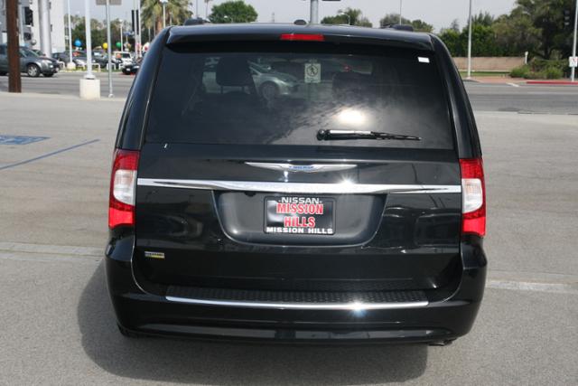 Chrysler Town and Country 2012 photo 3