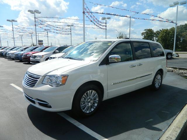 Chrysler Town and Country 2012 photo 1