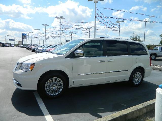 Chrysler Town and Country 2012 photo 2