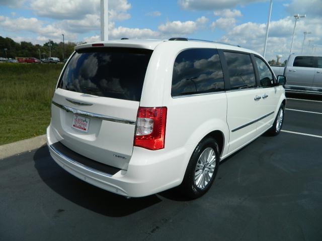 Chrysler Town and Country 2012 photo 3