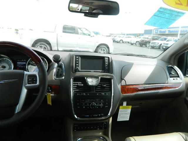 Chrysler Town and Country 2012 photo 5