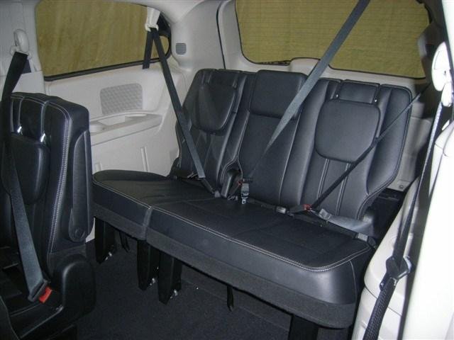 Chrysler Town and Country 2012 photo 1