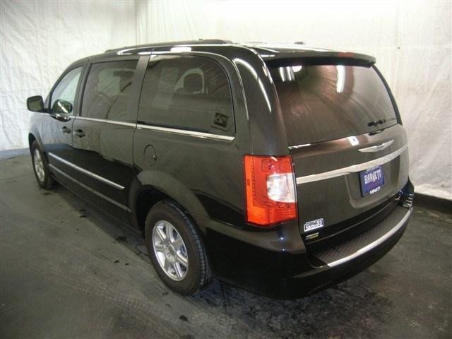 Chrysler Town and Country 2012 photo 2