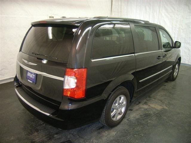 Chrysler Town and Country 2012 photo 3