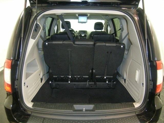 Chrysler Town and Country 2012 photo 5