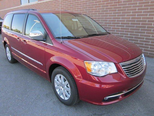 Chrysler Town and Country 2012 photo 1