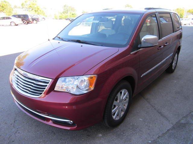 Chrysler Town and Country 2012 photo 2