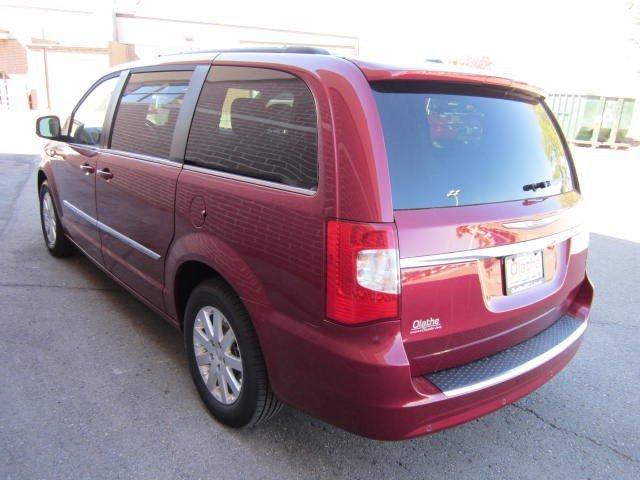 Chrysler Town and Country 2012 photo 3