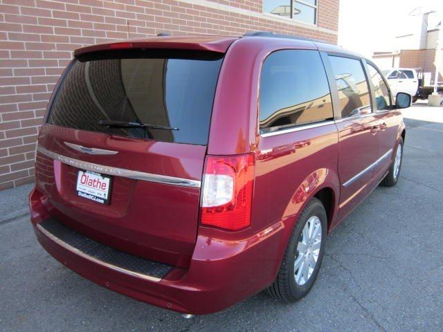 Chrysler Town and Country 2012 photo 4