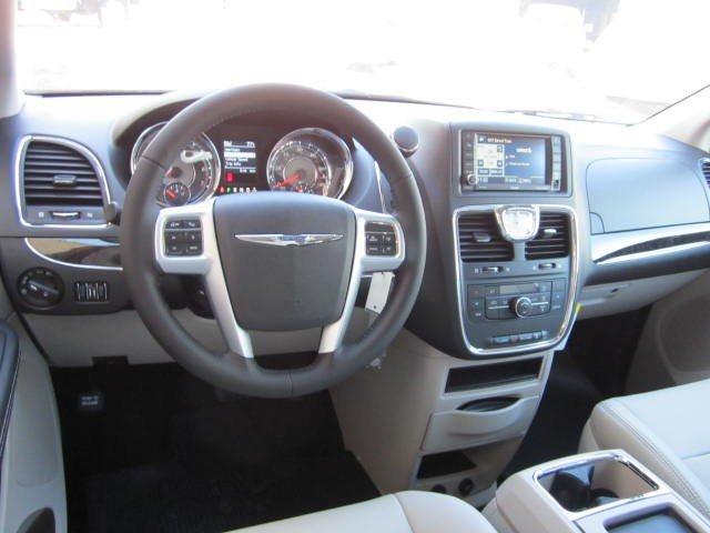 Chrysler Town and Country 2012 photo 5