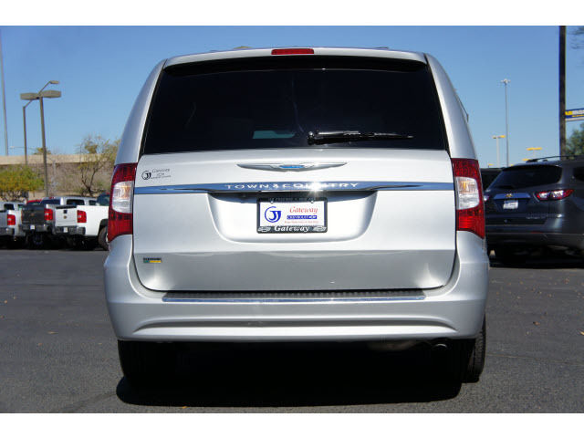 Chrysler Town and Country 2012 photo 1