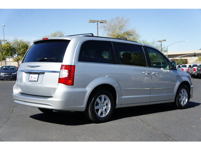 Chrysler Town and Country 2012 photo 2