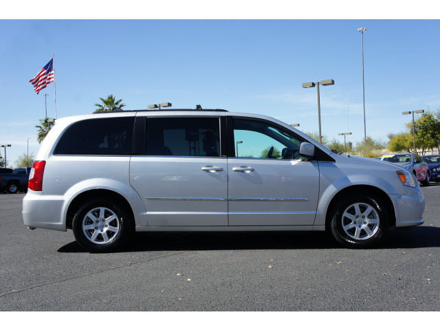 Chrysler Town and Country 2012 photo 3