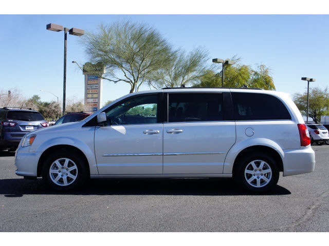 Chrysler Town and Country 2012 photo 4