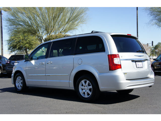 Chrysler Town and Country 2012 photo 5