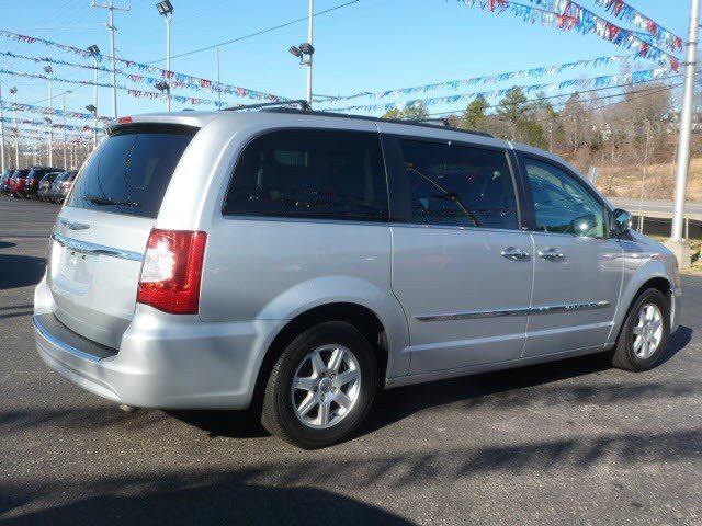 Chrysler Town and Country 2012 photo 1