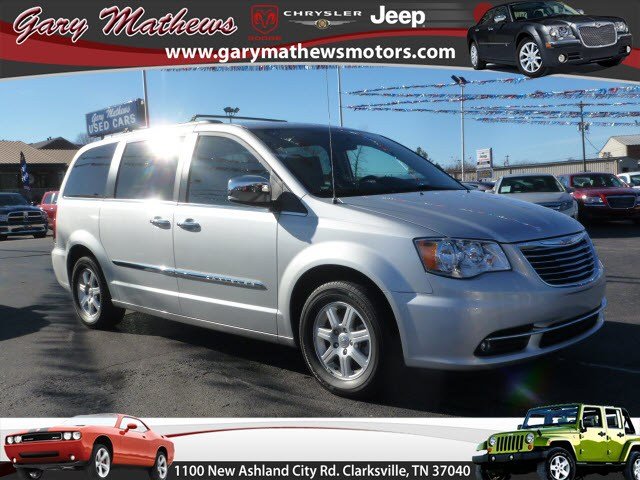 Chrysler Town and Country 2012 photo 2