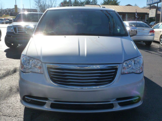 Chrysler Town and Country 2012 photo 3