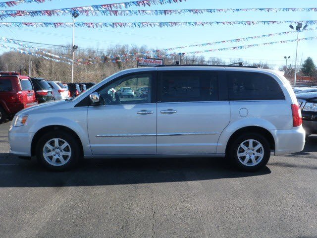 Chrysler Town and Country 2012 photo 5