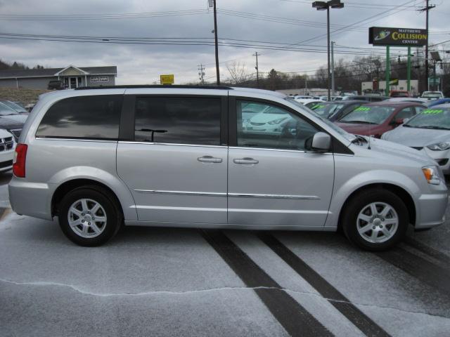Chrysler Town and Country 2012 photo 1