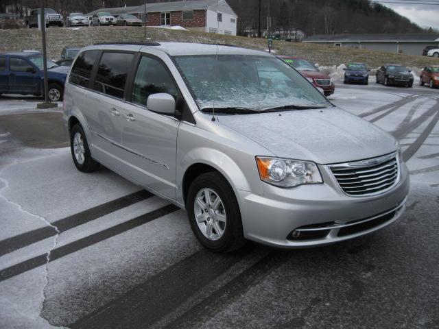 Chrysler Town and Country 2012 photo 2