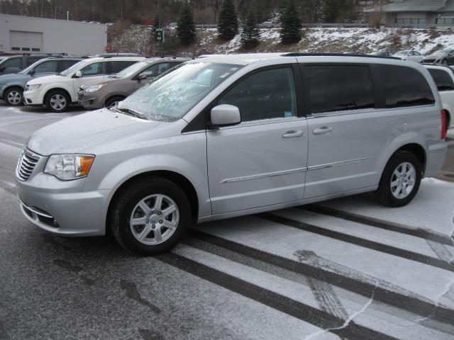 Chrysler Town and Country 2012 photo 3